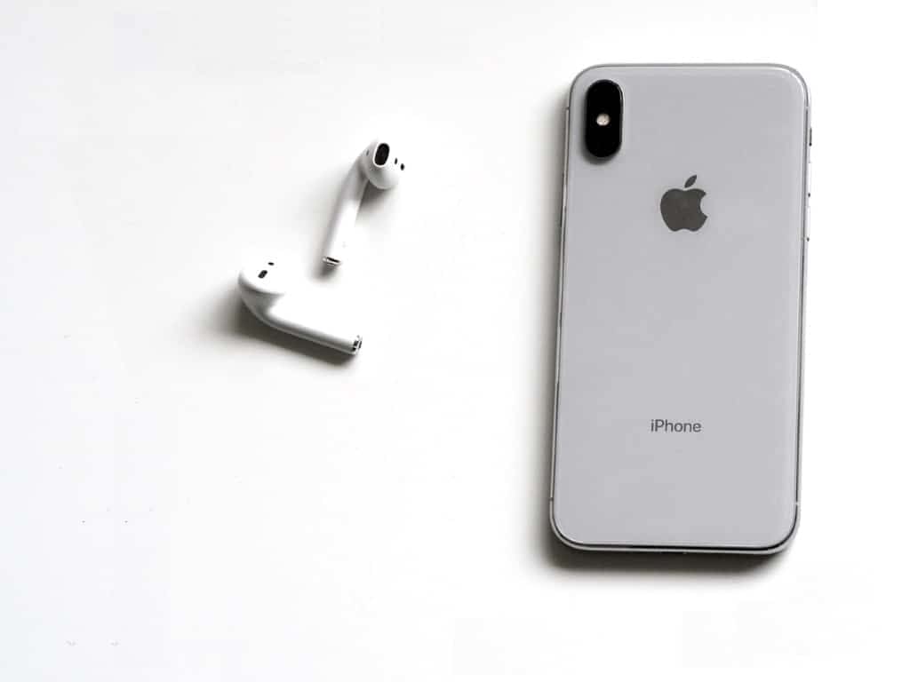Graues iPhone mit wireless Kopfhörern
