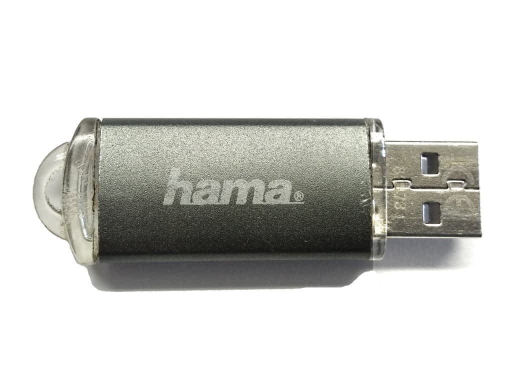 matt-silberner USB-Stick mit Gebrauchsspuren