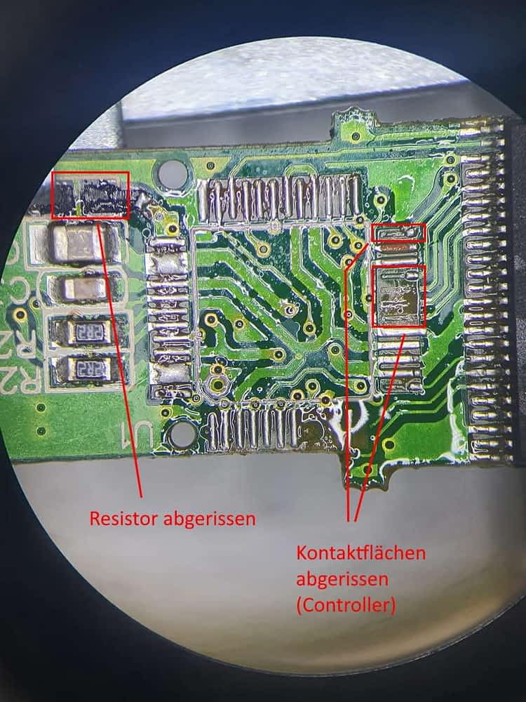 Beschädigter geöffneter USB-Stick unter dem Mikroskop