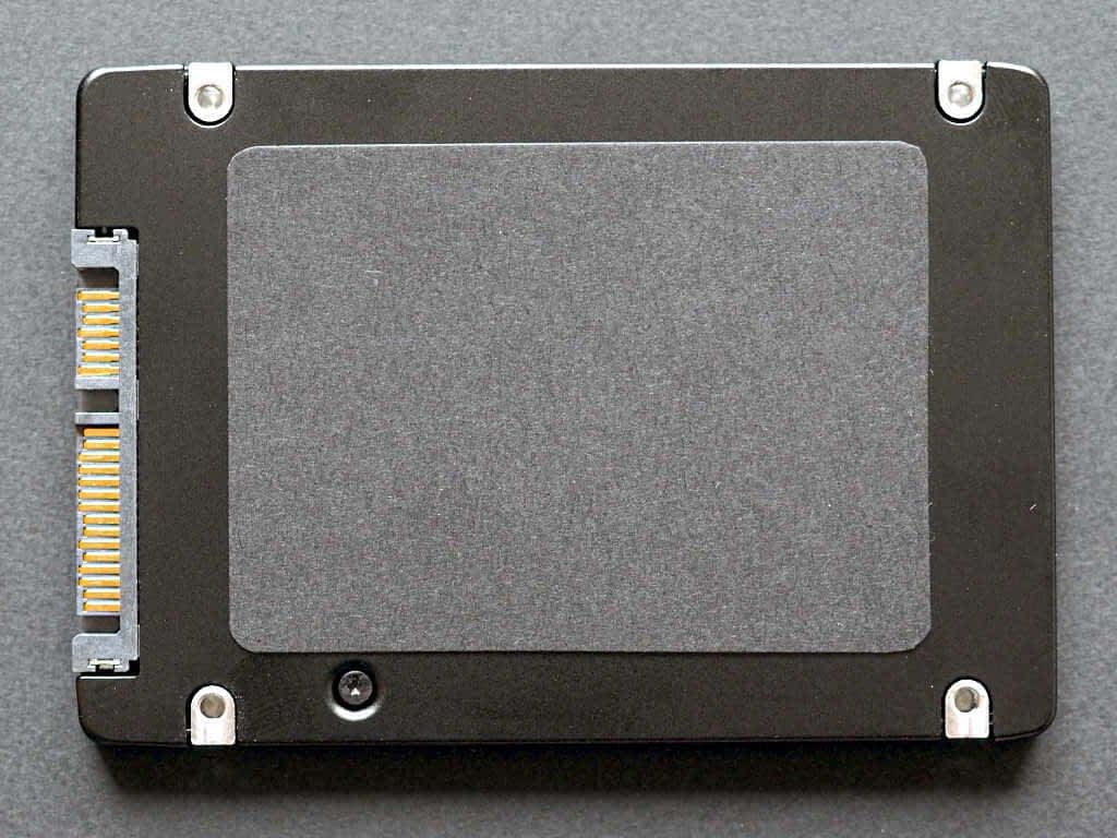 Schwarze SATA Festplatte liegt auf einem Tisch