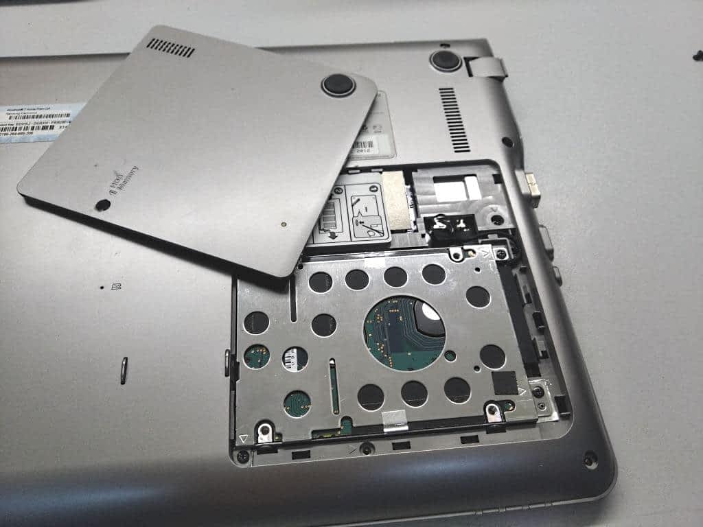 Sichtbare Festplatte bei geoeffnetem Laptop
